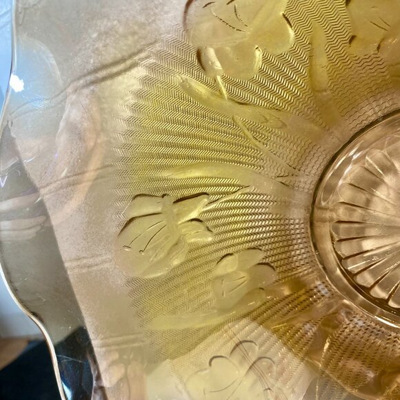 Large Iris and Herringbone Jeannette Carnival Glass Fruit Serving Bowl, - Picture 4 of 8